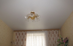 Белый сатиновый натяжной потолок в гостиной