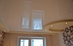 Двухуровневый натяжной потолок в гостиную