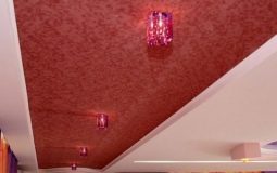 Красный эксклюзивный натяжной потолок с точечными светильниками