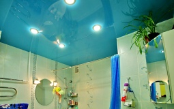 Голубой глянец в ванной