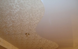 Комбинированый натяжной потолок глянец белый с эксклюзивным