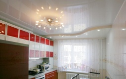 Двухуровневый натяжной потолок на кухню со светильниками