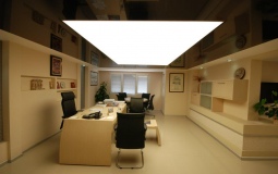Белый потолок с светодиодной подсветкой