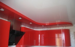 Кухня с двухуровневым красным натяжным потолком со светильниками
