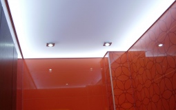 Белый натяжной потолок с подсветкой в ванной