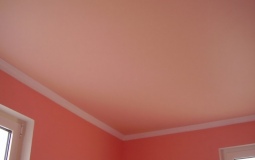 Розовый матовый натяжной потолок в спальню