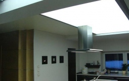Натяжной потолок на кухню с подсветкой