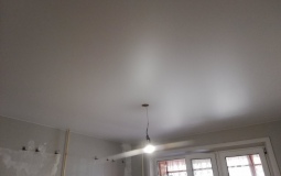 Белый матовый потолок на кухню