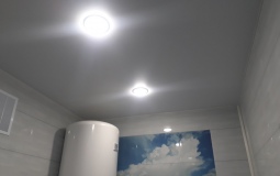 Матовый потолок в ванную с точечными светильниками