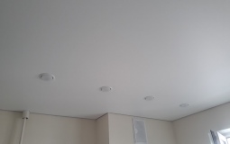 Белый матовый потолок на кухню с точечными светильниками