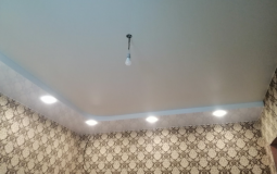 Двухуровневый натяжной потолок со светильниками