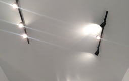 Белый потолок с трековыми светильниками