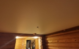 Натяжной потолок в срубовом доме