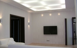 Белый матовый потолок с подсветкой