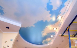 Фотопечать облака на натяжном потолке в детской