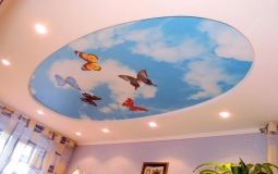 Фотопечать облака с бабочками на сатиновом натяжном потолке